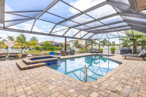 Miramar Mansion - Spacious 5BD 5BA w Pool & Canal