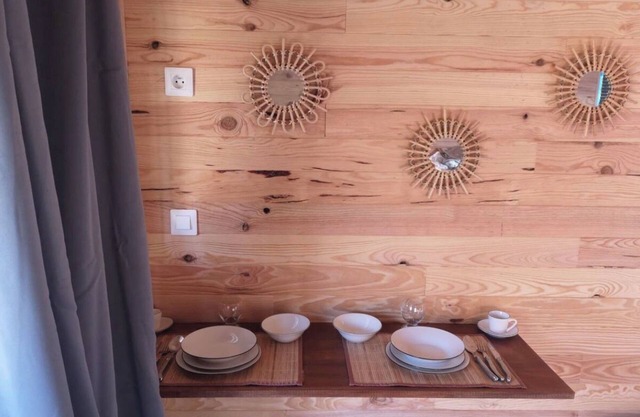 Mobile Home 'Johny - 15mins Plages Et Douarnenez' with Shared Garden
