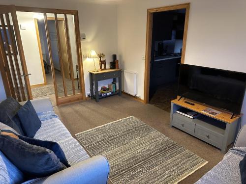 Modern 2-Bed Sleeps 4 - Pet Friendly & Parking