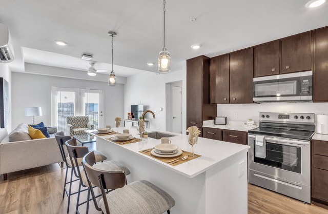 Modern 2BR w/Pool+Gym+Game Room + Min to St. David's Hosp