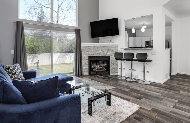 Modern 3 Level Condo Sleeps 7 Near Royal Oak