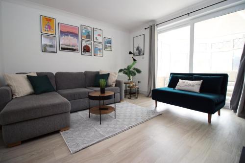 Modern 3BR Bath Home, Sleeps 6, Driveway Parking, Families & Contractors Stay