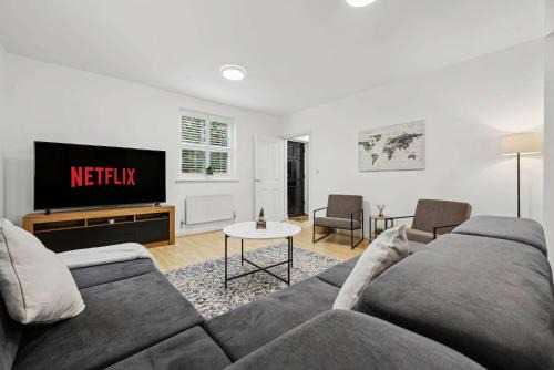 Modern 3BR Home in 2 Nether Hall Near M6 J7 with Hot Tub, Smart TV and Free Parking