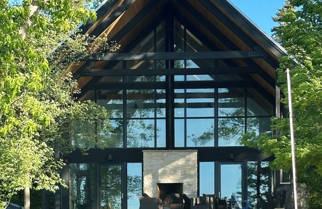 Modern 5-BR home on Magician lake - space for family fun, swimming & sunsets