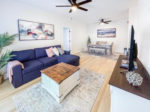 Modern and Comfy - 2BR 2BA - 1st Floor, Near Outlets, Beaches & Christmas Village