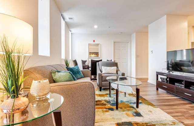 Modern Apt Close to Downtown ALH-12242