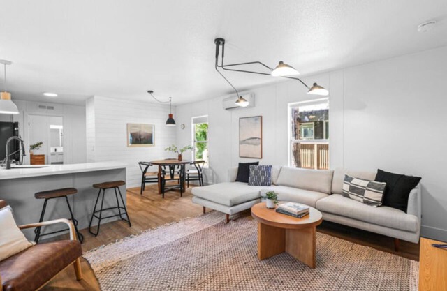 Modern Cabin (Alder)