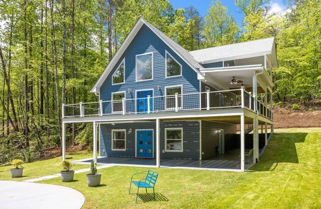Modern Cabin on Lake Hartwell. Our newly cabin is perfect for your next getaway.