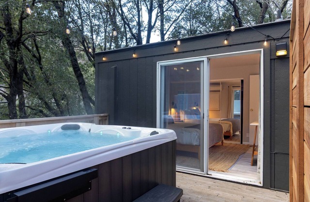 Modern Cabin (Redwood)