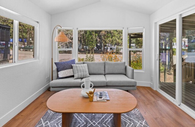 Modern Cabin (Rosewood)