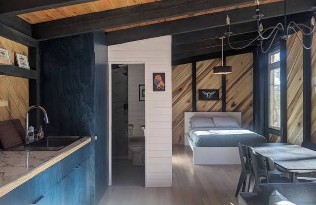 Modern Cloudland Cabin, 1.5 miles of private trails through 10 acres of woodland