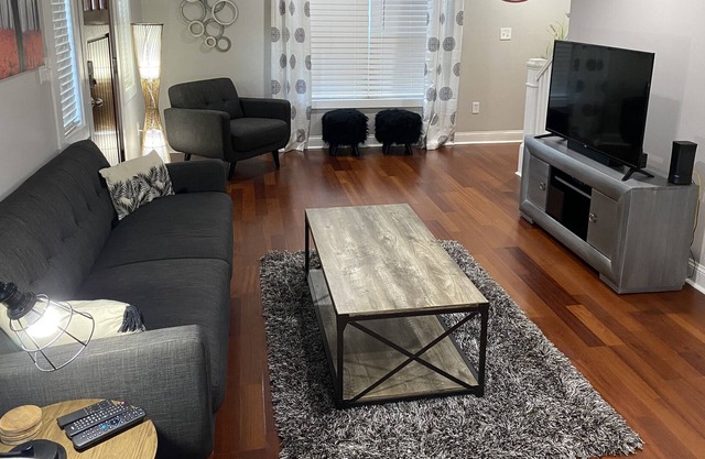 Modern cottage close to EVERYTHING in Athens!