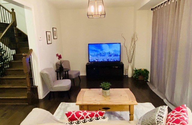 Modern Elegant Retreat: 3BR Detached Gem in Collingwood