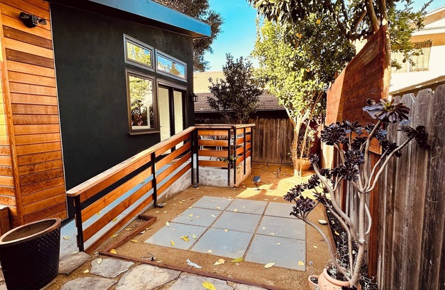 Modern, Fully Equipped Cottage in Pinole Valley!