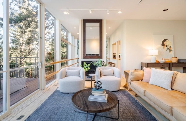 Modern Glass Treehouse Refuge in Redwoods