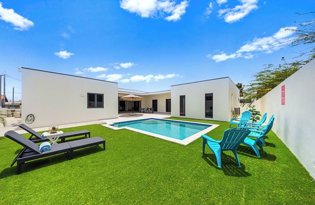 Modern Home *5 minutes to Eagle Beach*