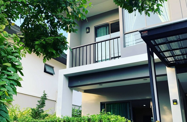 Modern house with fitness and pool, close to airport