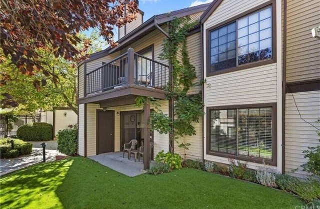 Modern Lake condo at the Village w pool, fireplace