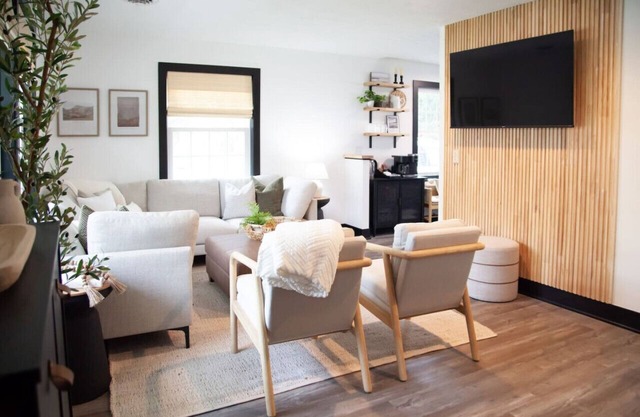 Modern Lake Erie Cottage w/Hot Tub Near Wineries