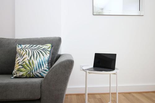 Modern Loft Apartment Sleeps 4 & Free Parking