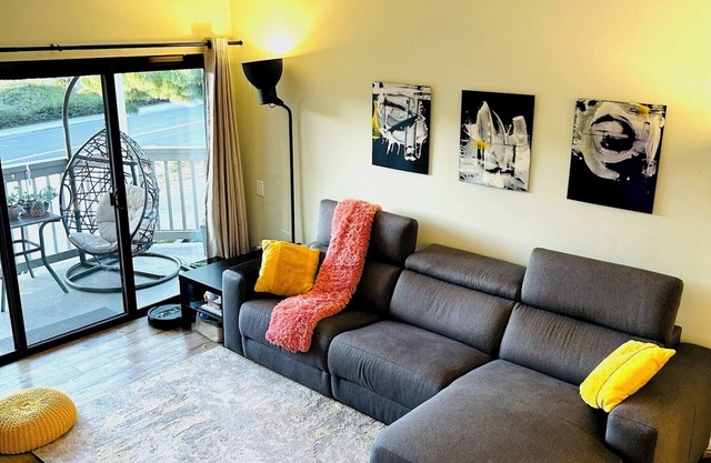 Modern Luxury Condo close to beach & more