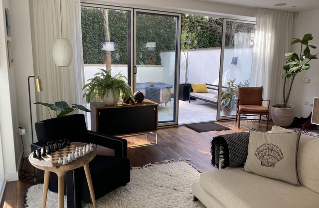 Modern luxury family house in central London with proximity to a large park.