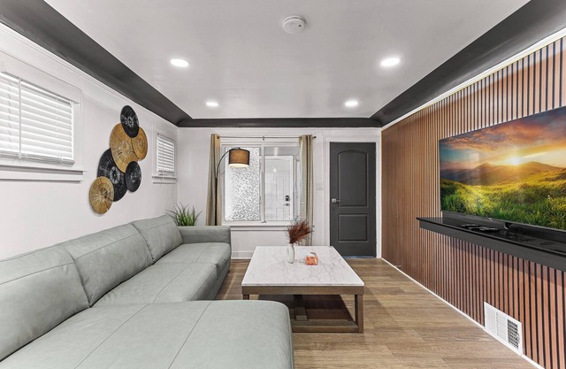 Modern oasis W/Game room/fenced yard-smoke room- Fits 16+ guests.