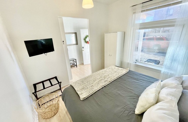 ⭐️ Modern | 💛 pets | Easy free parking | yard + King Bed