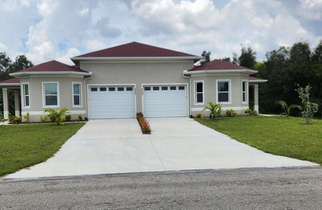 Modern Place, 3-bedroom house with WiFi, AC, spacious in welcoming Lehigh Acres