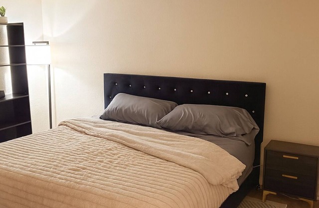 Modern Retreat Cali King Bed Fireplace + Full Kitchen