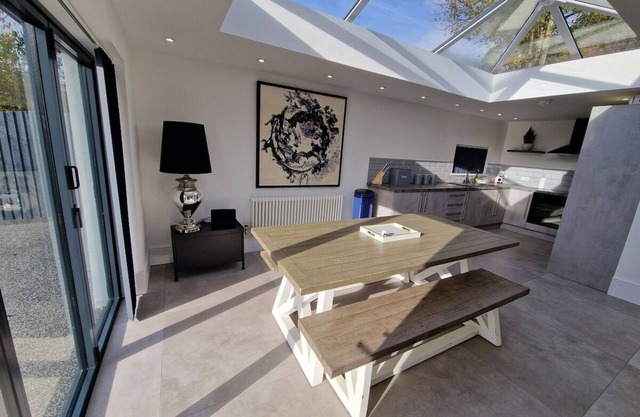 Modern & Spacious 5 Bedroom Bungalow with Parking