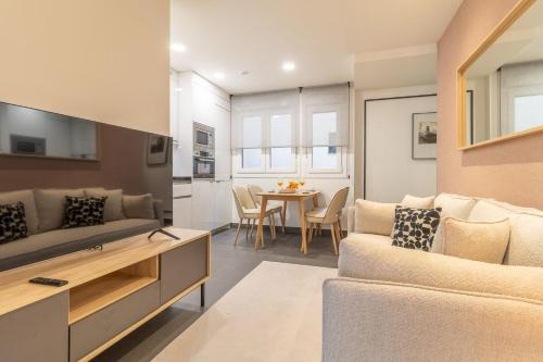 Modern Stay in La Latina for 3 - Vibrant Madrid Location Latina Toledo VII