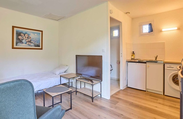 Modern studio with terrace and wifi