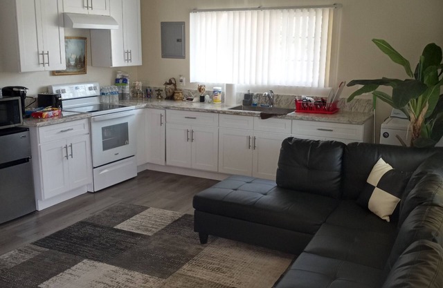 Modern Tower District Apt two bedroom shared with Host - FREE WiFi!