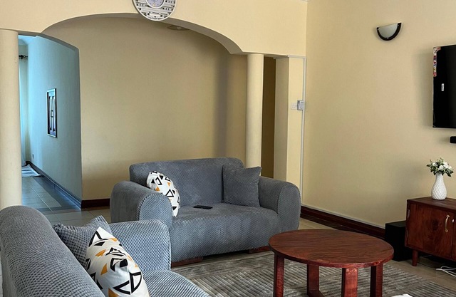 Mombasa tropical retreat: 3-min walk to beach, near malls & major hotels.