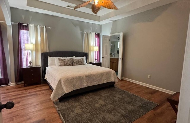 MONTHLY STAYS-Brilliant 5 BR Home-Near Stateline, Essentials.