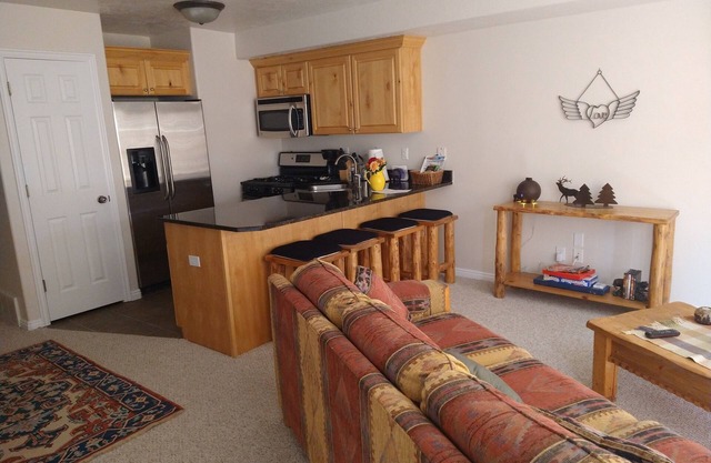 Moose Hollow, Eden, Powder Mountain Family Friendly Condo Near Hottub & Pool