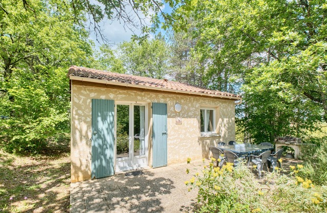 Morille - Family House with Shared Heated Pool in the Heart of the Périgord Noir