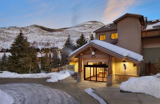 Mountain Getaway: Studio with Kitchen & Fireplace at Vail