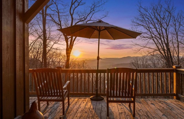Mountain Retreat, Sunset Views, and 20 Minutes to Asheville!