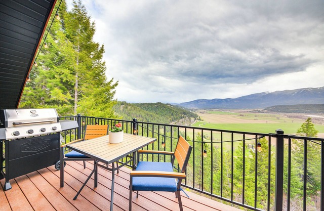 Mountain Views + Fireplace: Bonners Ferry Escape!