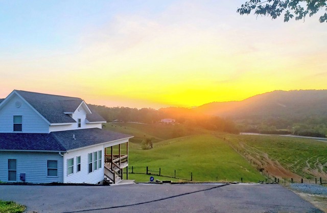 Mountain Views & Tranquil Surroundings. Hot Tub!