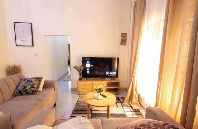 Msasani Nyumbani Apartments - 2 bedroom premium w/AC, Washer, 60" TV + Netflix