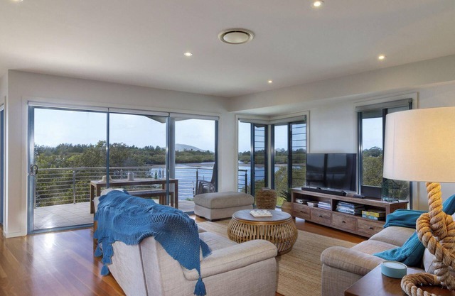 Myall River Magic - well-appointed townhouse overlooking the Myall River