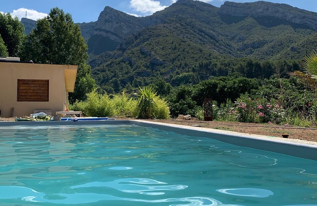 N Bottom of villa with heated pool near cassis