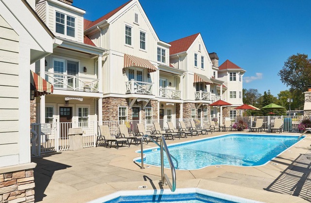 Near Beach, Upscale, Heated Pool, Free Golf and Wifi