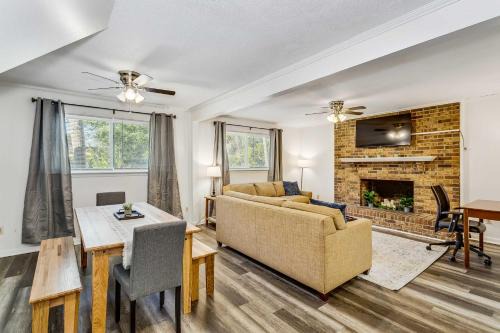 Near Downtown Beach House&Apt - Woodland Escape