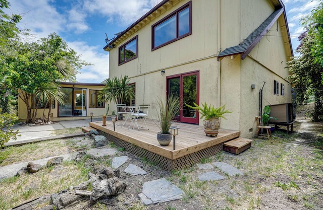 Near Golf, Trails & Parks: Lush Pinole Retreat