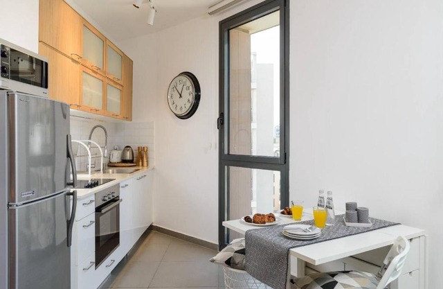 NEW 1BR Florentine nice city view with balcony