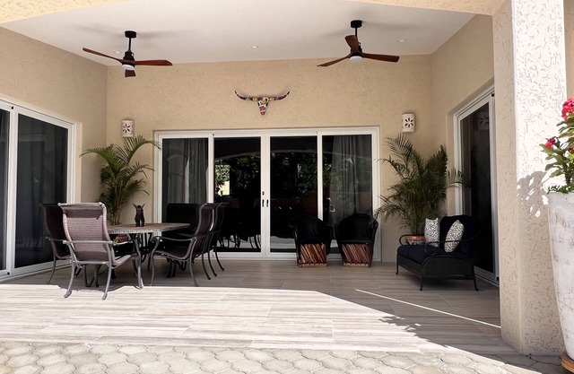 New, 2 king bed casita, Town Center, Private Gardens, 2 minutes to Beach